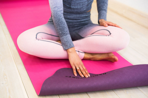 Коврик для йоги и фитнеса TPE 183*61*0.6 см, 2-слойный, OHS, фиолетово-розовый фото 14